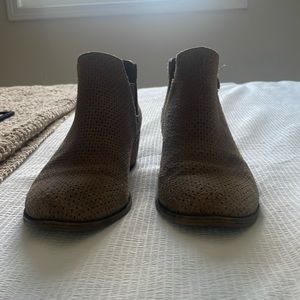 Uses brown ankle boots. Crown Vintage size 7 1/2